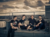 Pressepromotion_Pressefoto Marnus Flatz mit Entwicklerteam_1.jpg